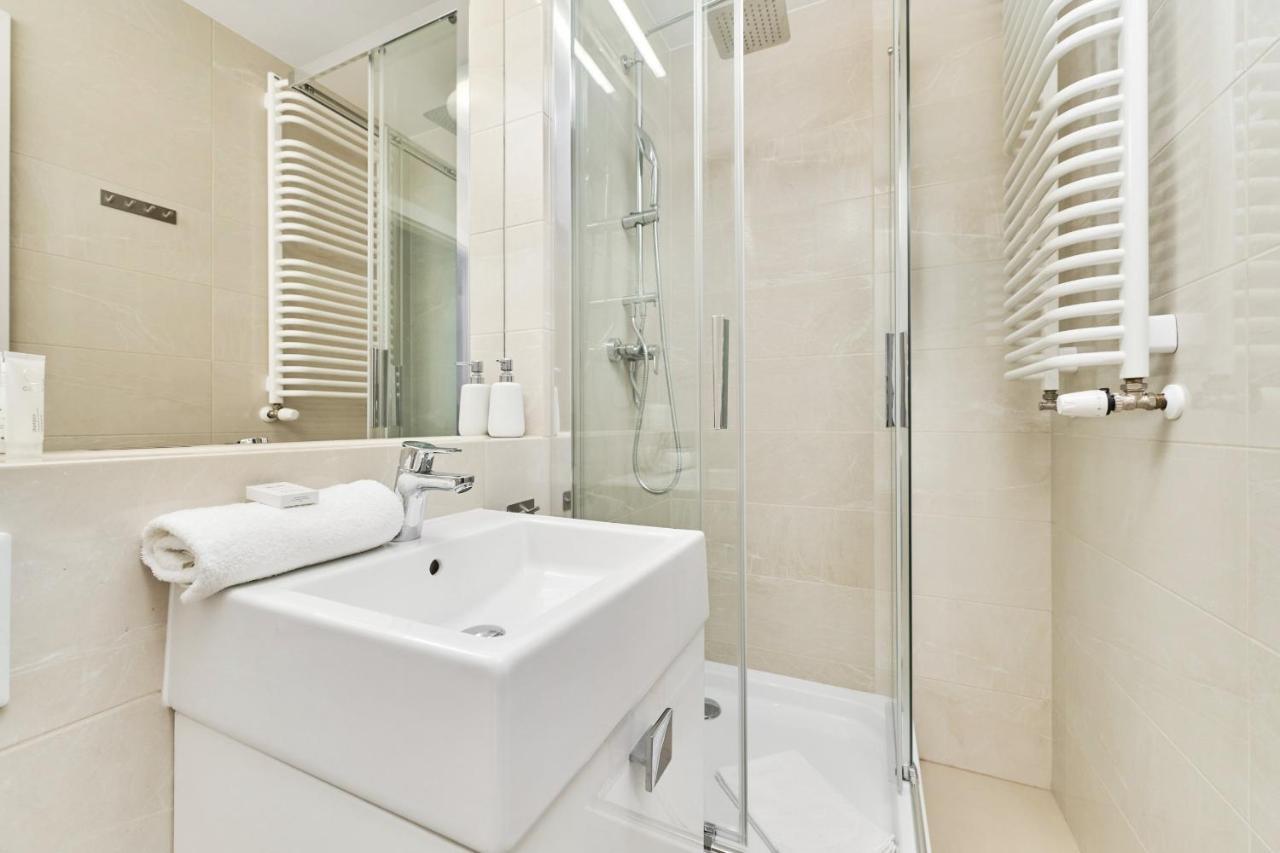Modern Elegance With Ac By Renters Apartment *