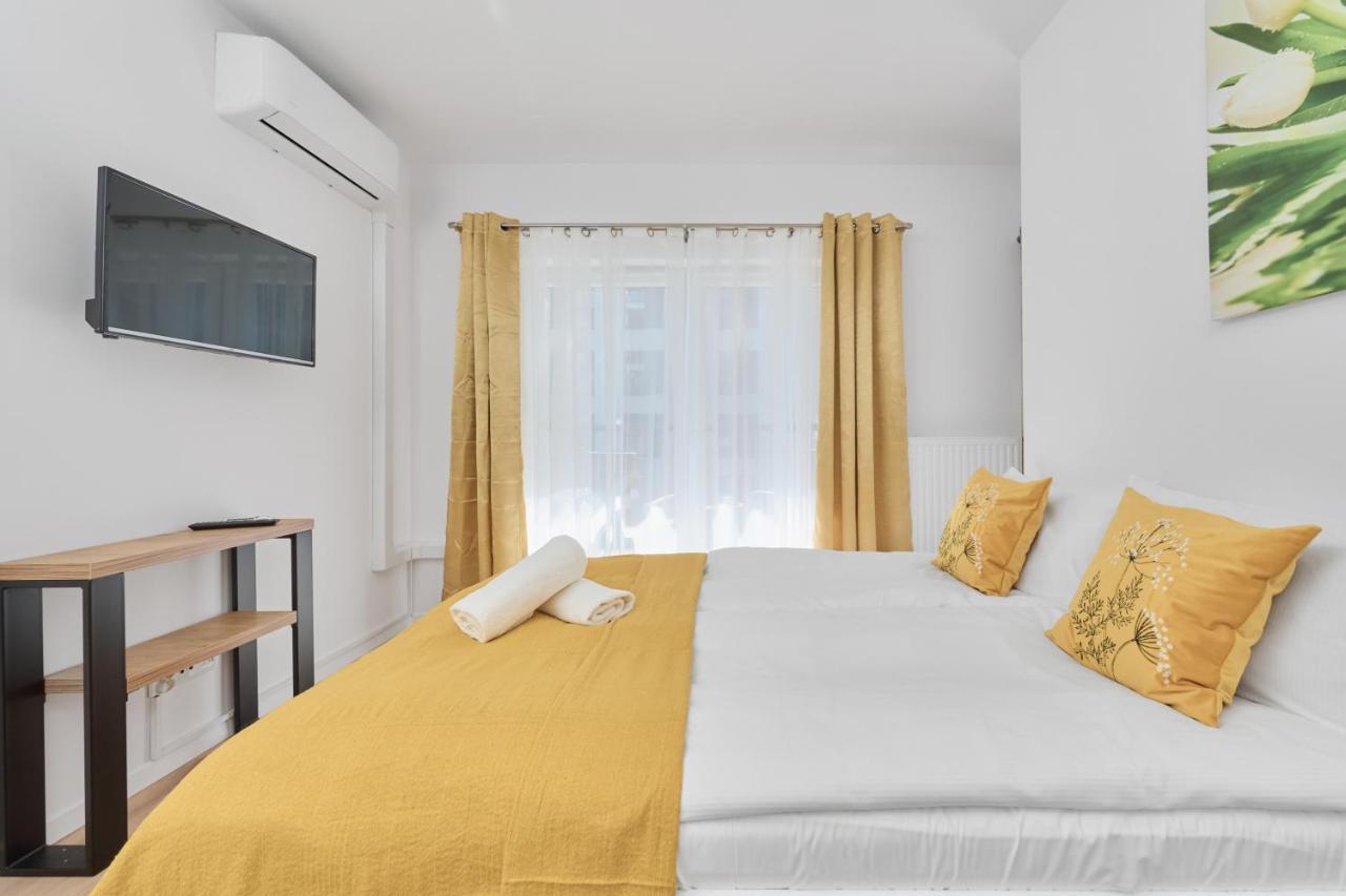 Modern Elegance With Ac By Renters Apartment *