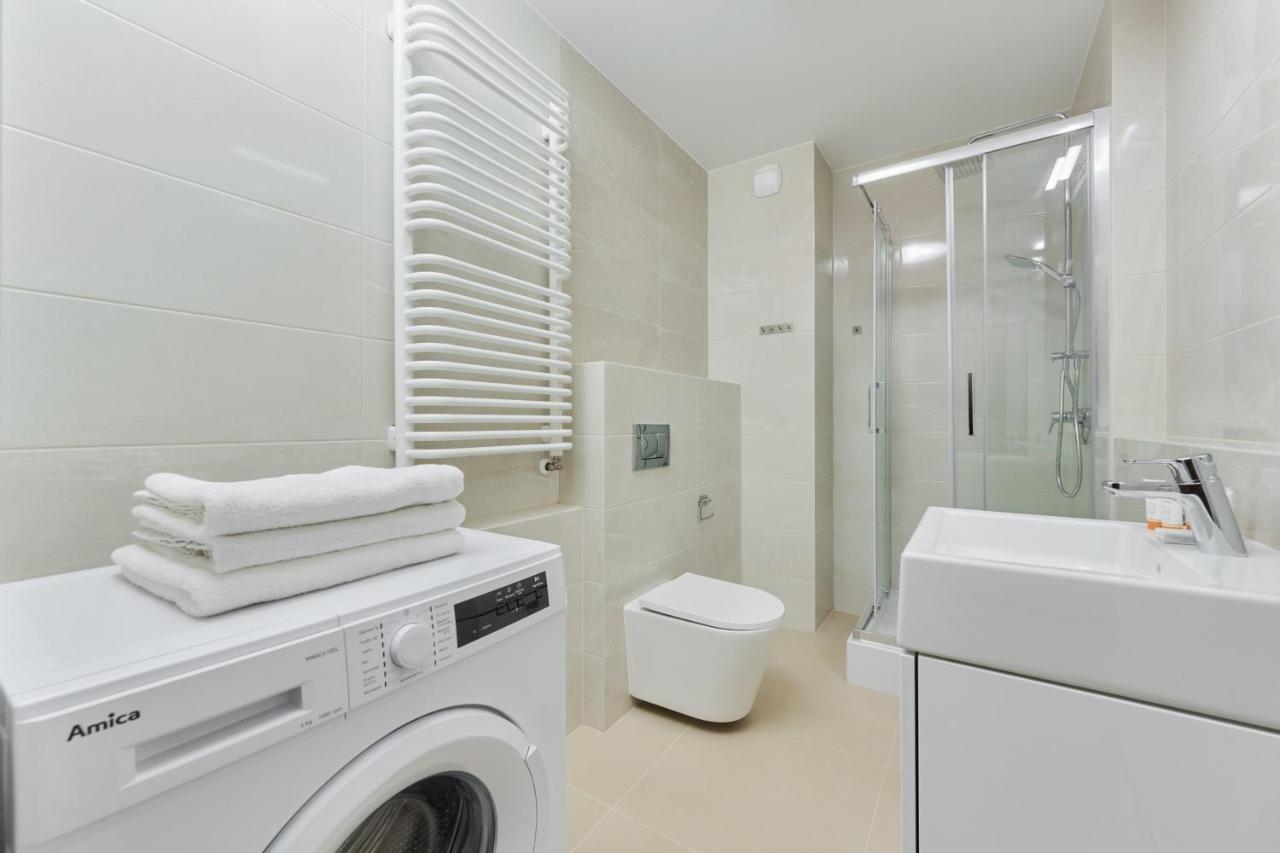 Modern Elegance With Ac By Renters Apartment *